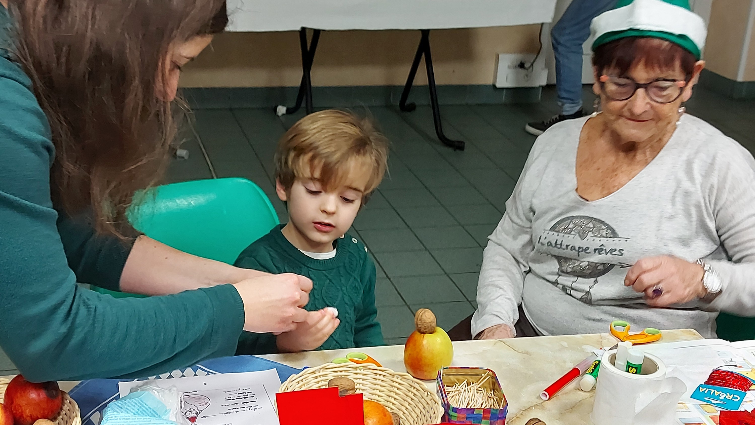 La Saint Nicolas fabrication d'un bonhomme avec une pomme